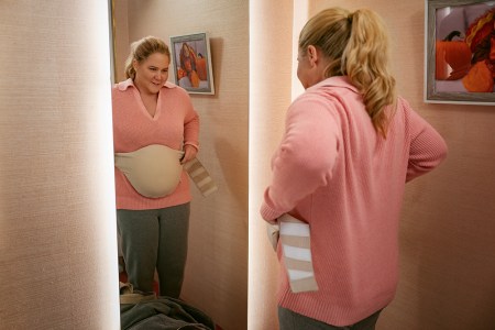 Kinda Pregnant. Amy Schumer as Lainy in Kinda Pregnant. Cr. Spencer Pazer/Netflix © 2024.